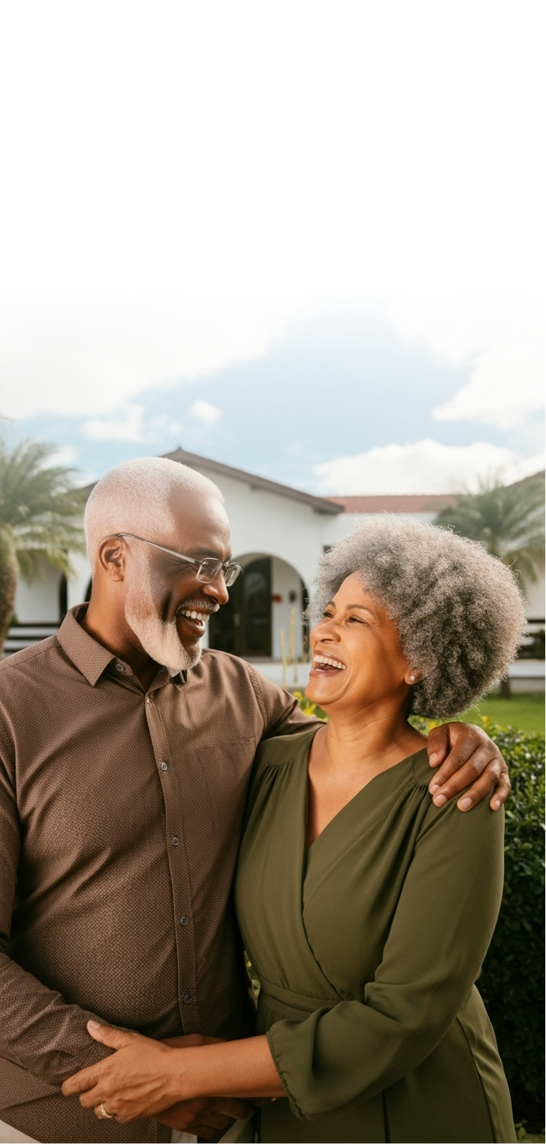 Casal feliz em frente ao Residencial Flor de Lis